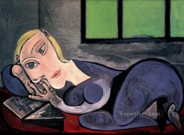 パブロ・ピカソ Painting - 横になってマリー・テレーズを読む女性 1939 年キュビスト パブロ・ピカソ